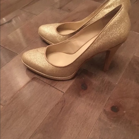 Women’s Nine West shoes, pumps, gold, size 6 - Picture 2 of 3
